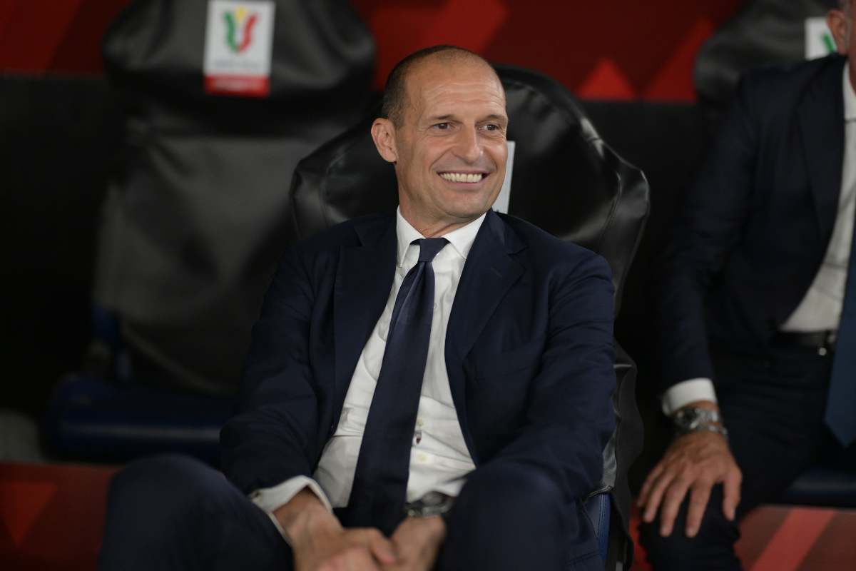 Max Allegri sorride in panchina