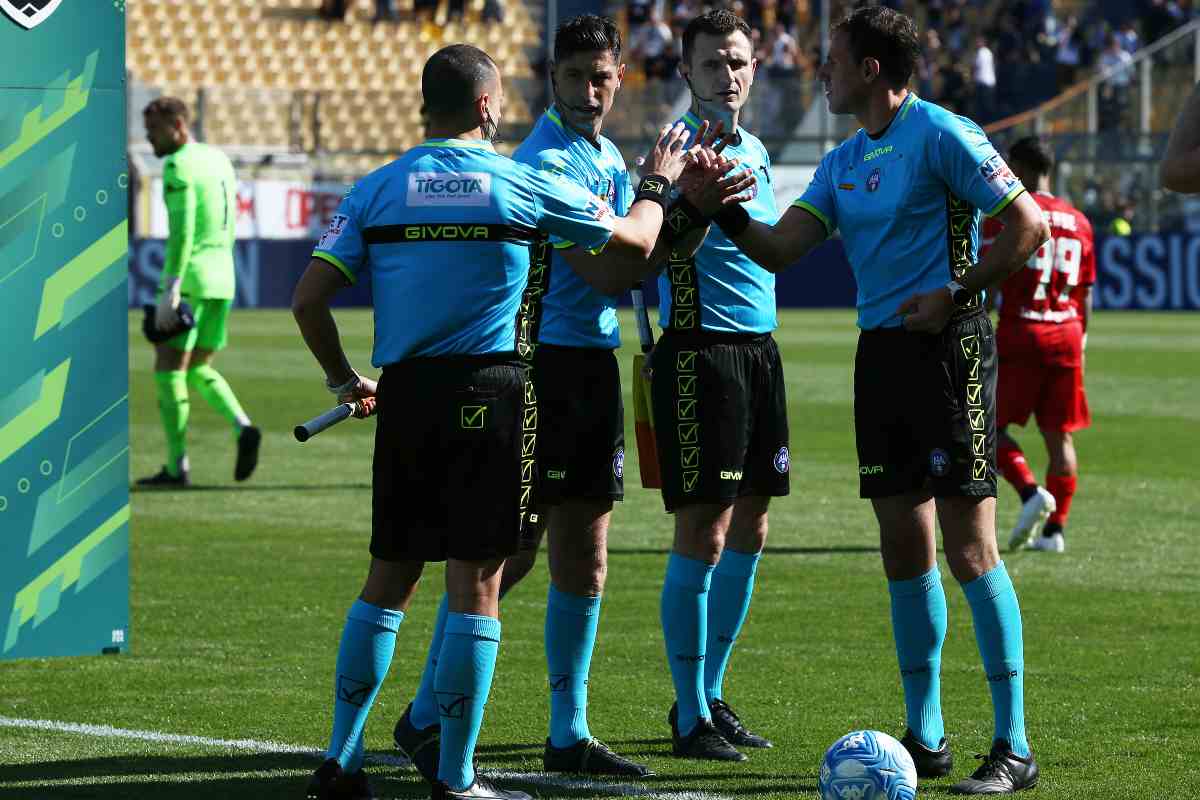 Un team arbitrale prima di una partita