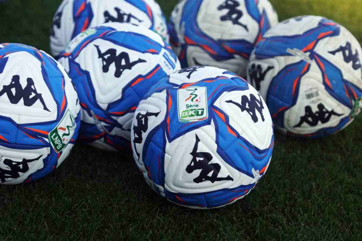 Palloni da calcio sull'erba