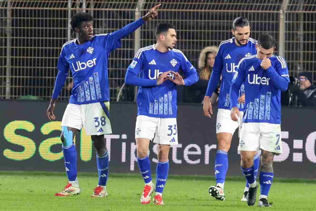 I giocatori del Como esultano dopo un gol