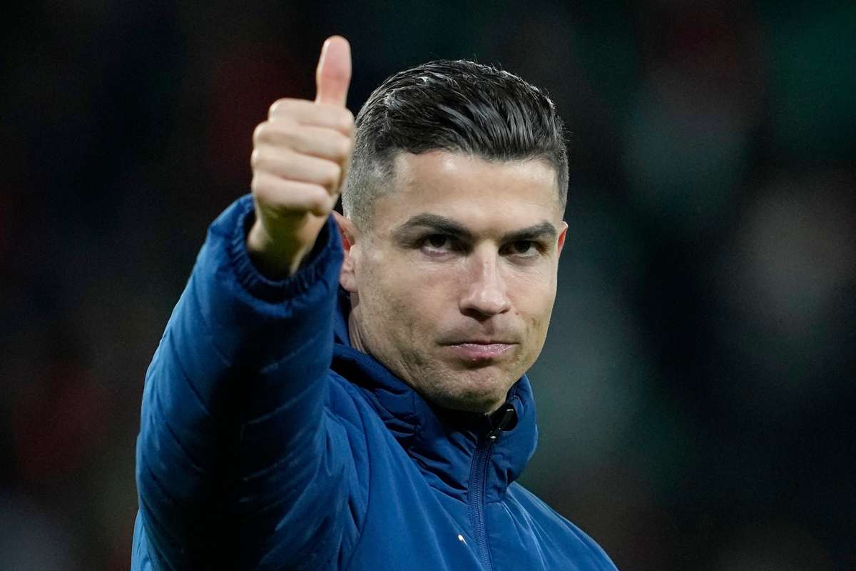 Cristiano Ronaldo alza il pollice prima di un match
