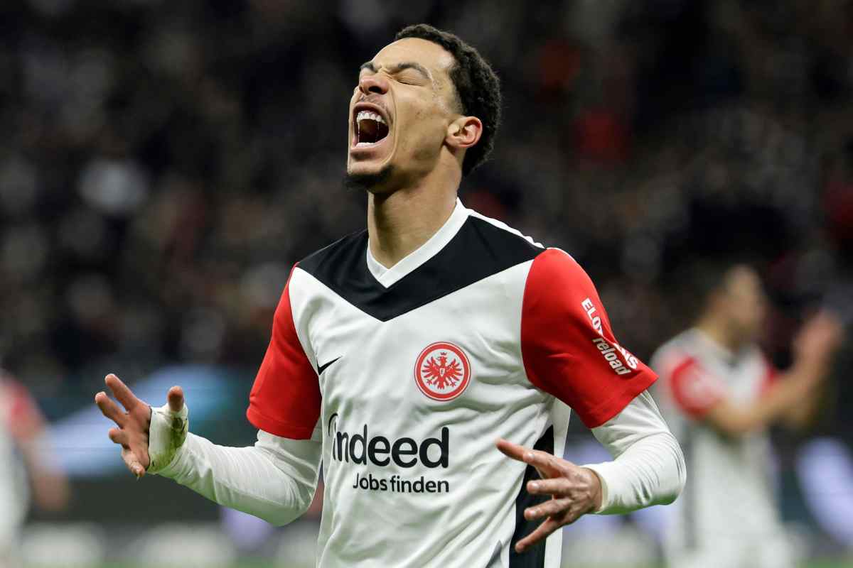 Hugo Ekitike in campo con la maglia dell'Eintracht 