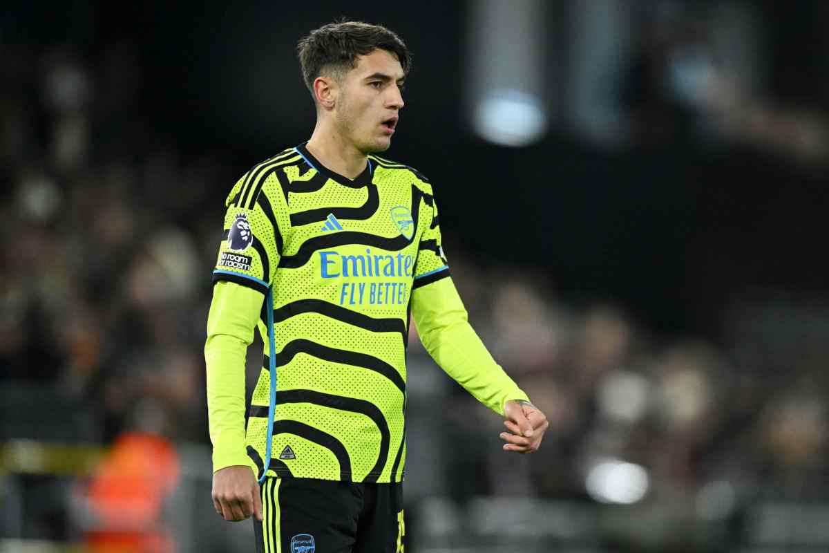 Jakub Kiwior in campo con l'Arsenal