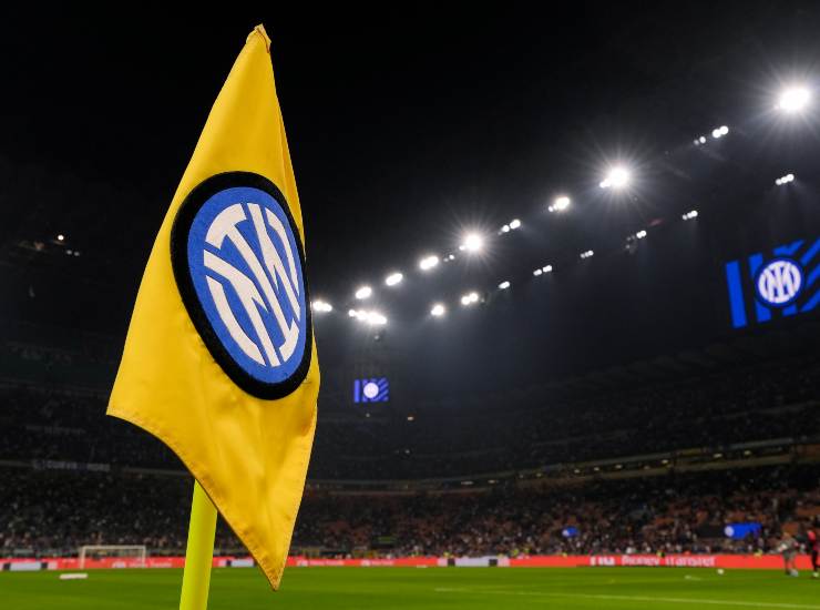 Logo dell'Inter sulla bandierina del corner a San Siro