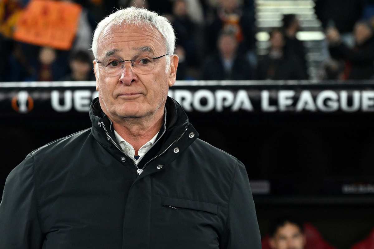 Claudio Ranieri in panchina prima di un match di Europa League