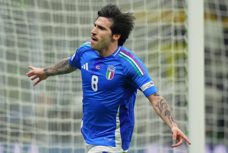 Sandro Tonali esulta dopo un gol con l'Italia