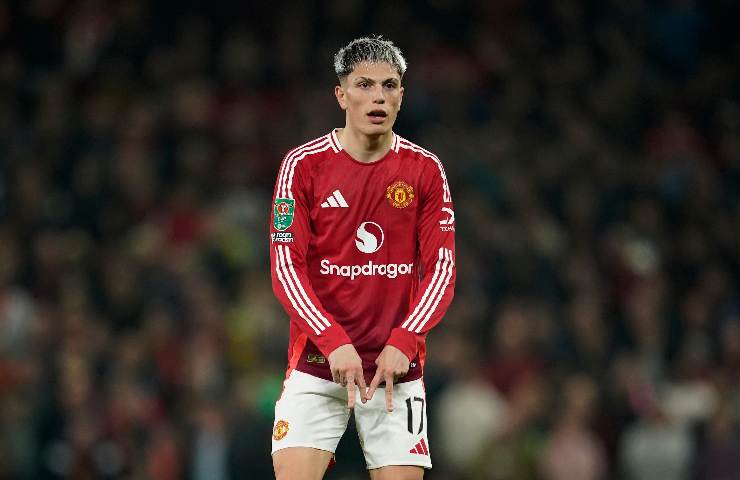 Garnacho esulta con i tifosi