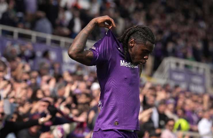 Kean mostra la maglia