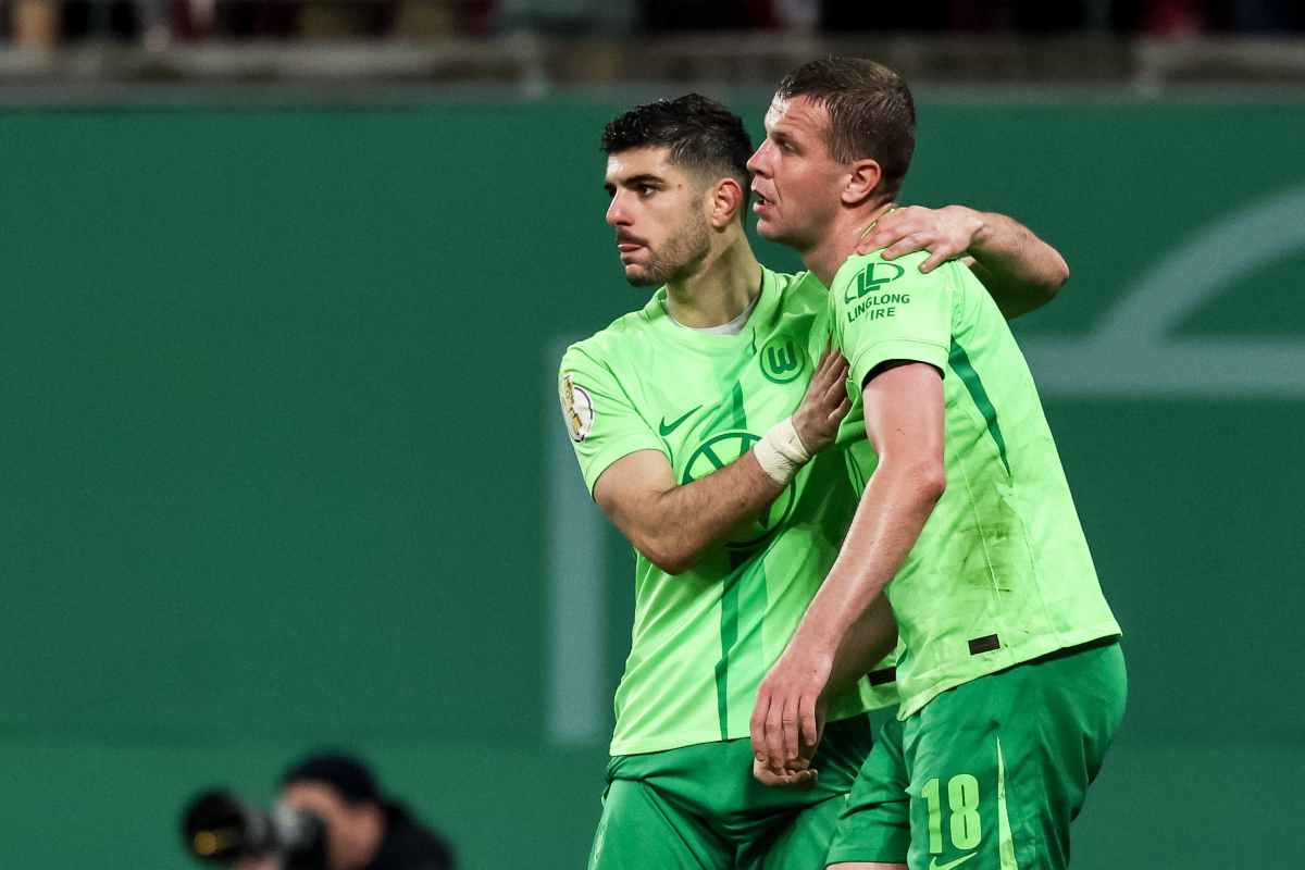 Koulierakis abbraccia un compagno