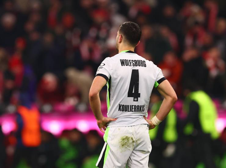 Koulierakis con le mani sui fianchi