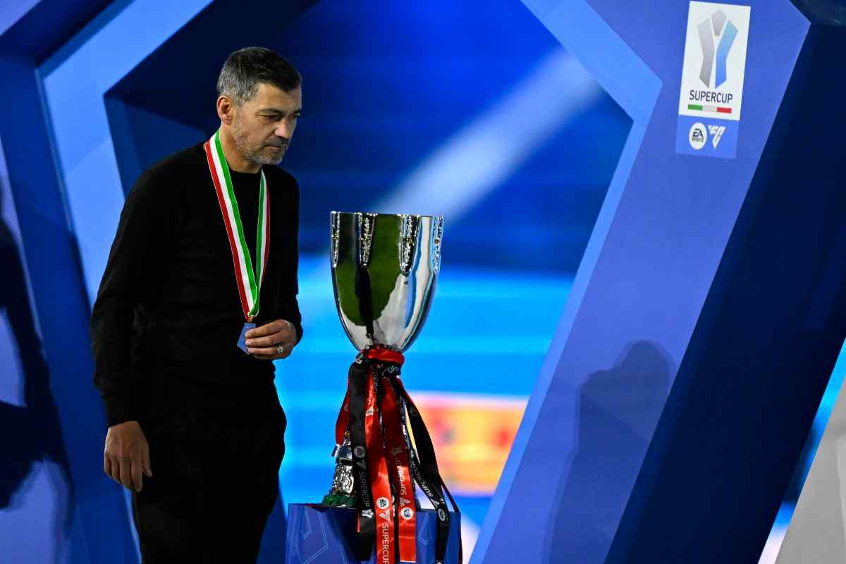 Sergio Conceicao guarda la Supercoppa Italiana 2025 appena vinta