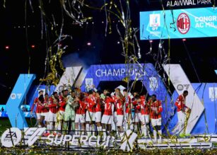 Il Milan festeggia la vittoria della Supercoppa Italiana 2024/25