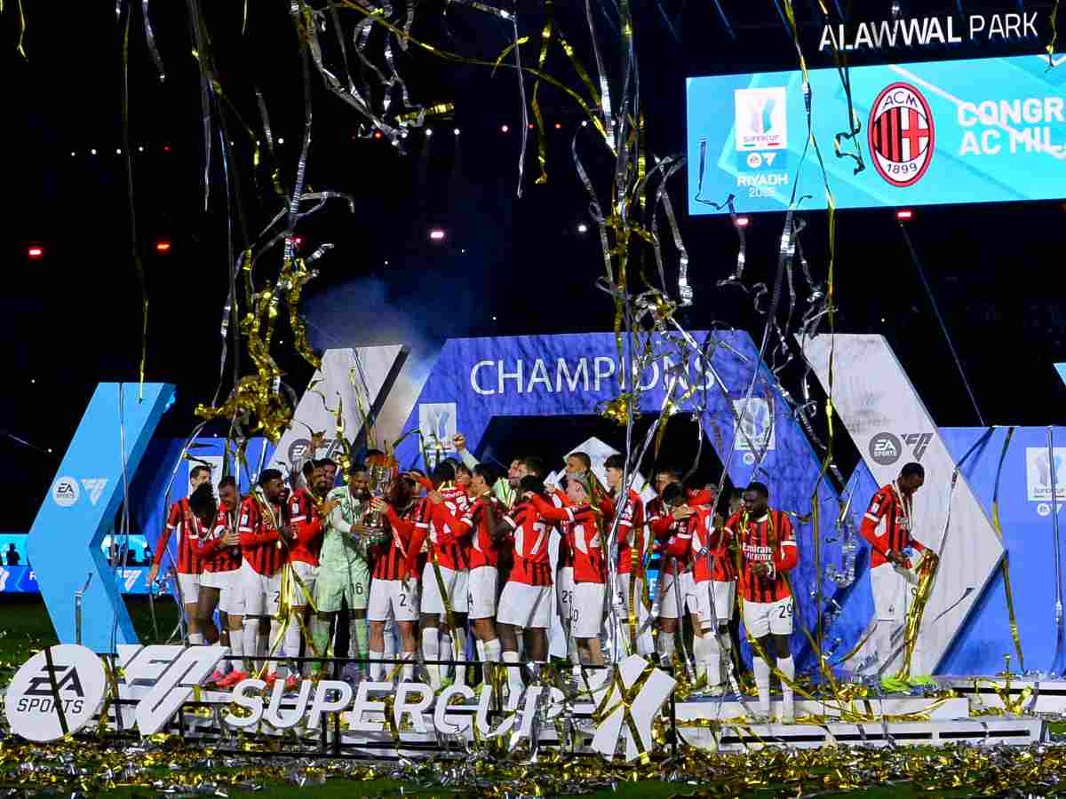 Il Milan festeggia la vittoria della Supercoppa Italiana 2024/25