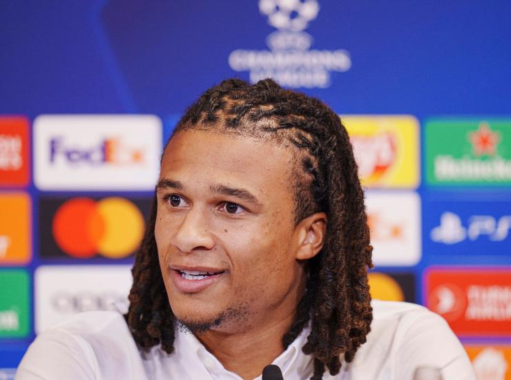 Ake durante una conferenza