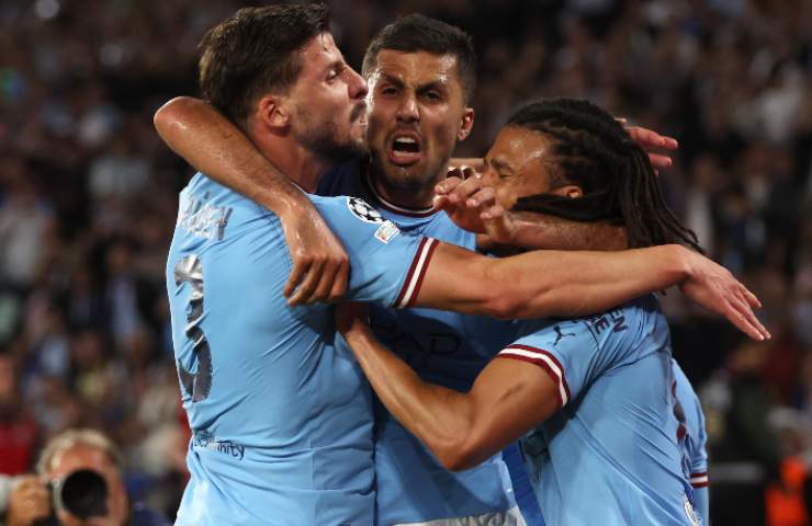 Akè esulta con i compagni