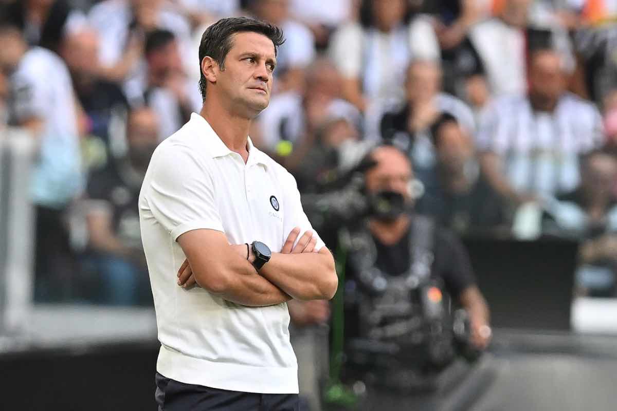 Chivu a braccia incrociate