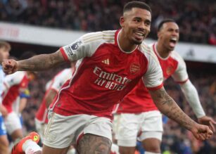 Gabriel Jesus esulta dopo una rete