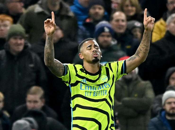 Gabriel Jesus esulta dopo una rete