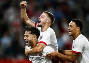 El Karouani esulta con i compagni