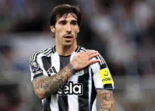 Tonali si tocca la spalla