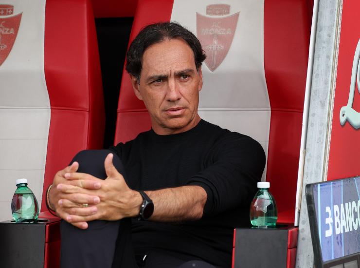 Nesta seduto in panchina