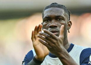 Bissouma applaude il pubblico