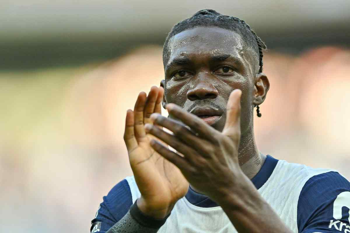 Bissouma applaude il pubblico