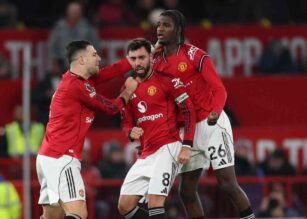 Bruno Fernandes esulta con i compagni