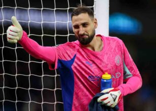 Donnarumma con il pollice alzato