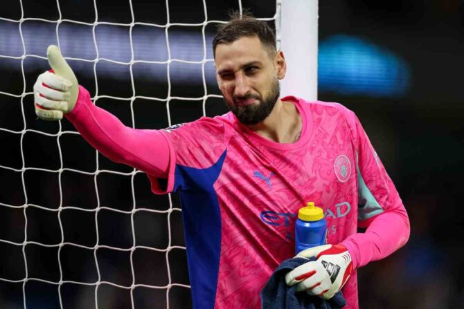 Donnarumma con il pollice alzato
