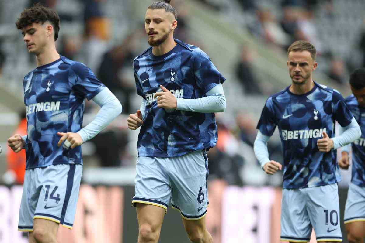 Dragusin durante un allenamento