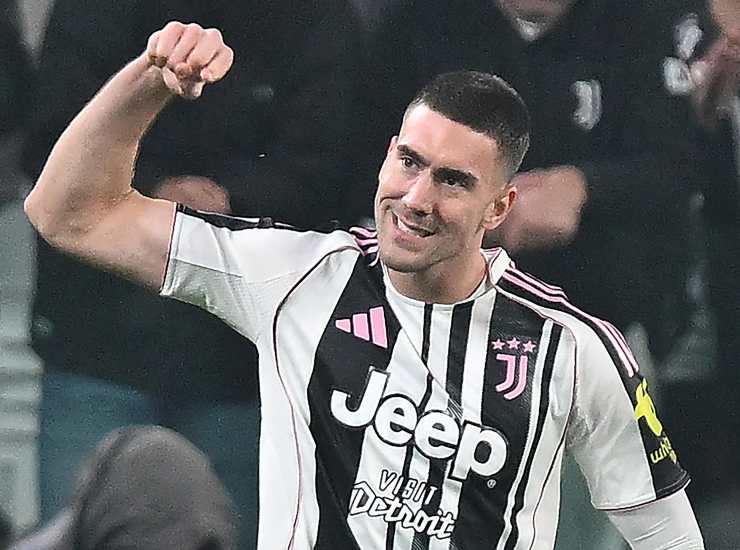 Vlahovic esulta dopo una rete