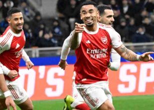 Gabriel Jesus esulta dopo una rete