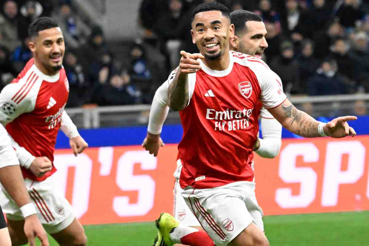 Gabriel Jesus esulta dopo una rete