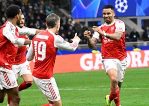 Gabriel Jesus esulta dopo una rete