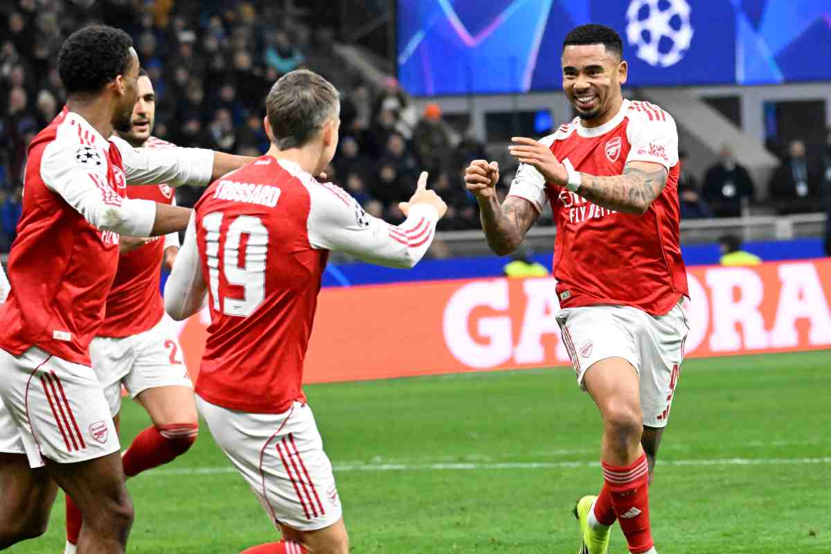 Gabriel Jesus esulta dopo una rete