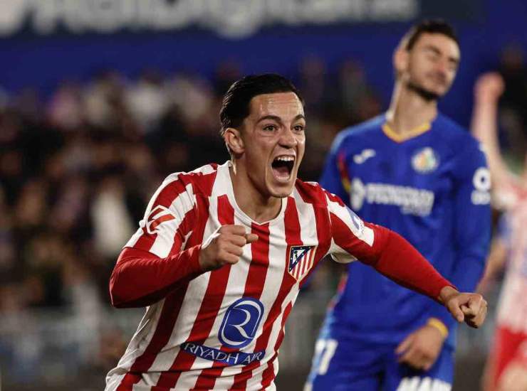 Raspadori esulta dopo una rete