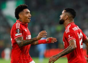 Igor Jesus esulta dopo una rete