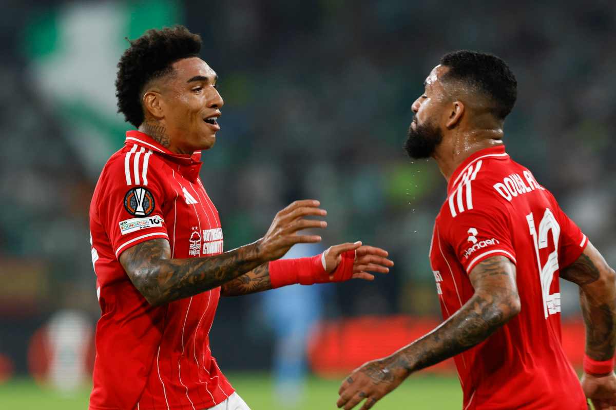 Igor Jesus esulta dopo una rete