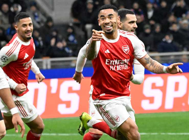 Gabriel Jesus esulta dopo una rete