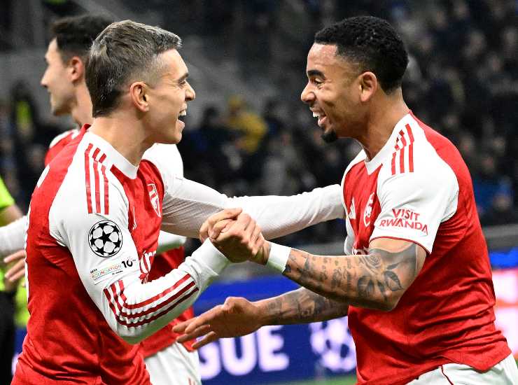 Gabriel Jesus esulta dopo la rete