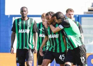 Lauriente esulta con i compagni