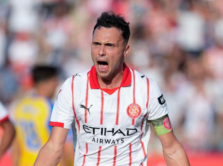 Asllani esulta dopo una rete