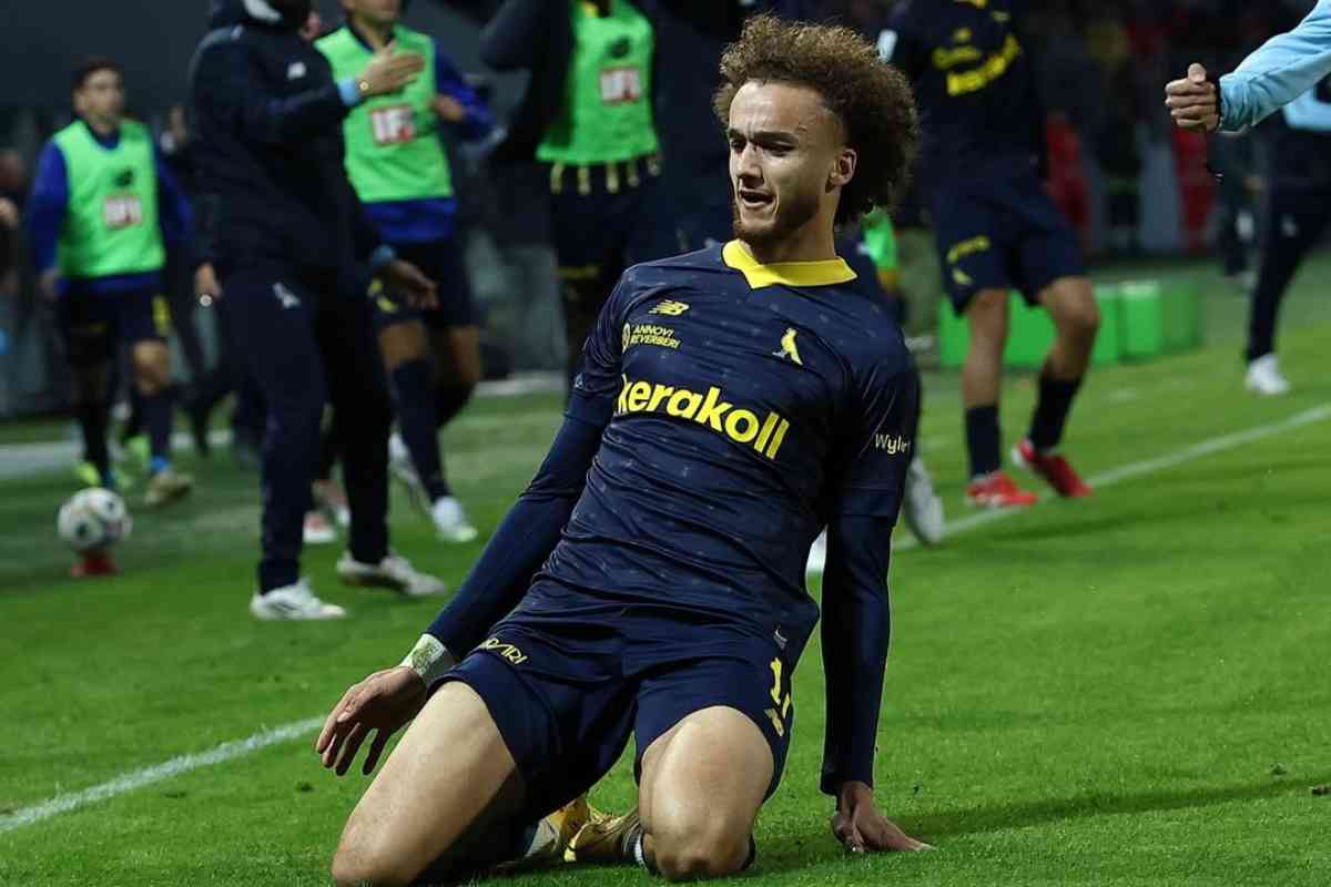 Massolin esulta dopo una rete