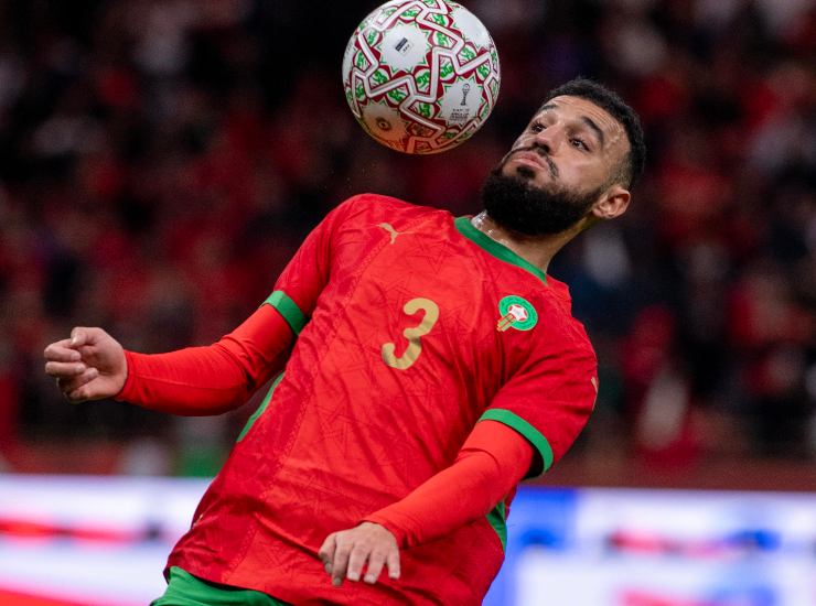 Mazraoui controlla la palla