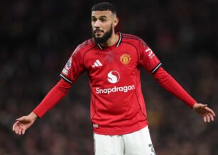 Mazraoui con la maglia del Manchester