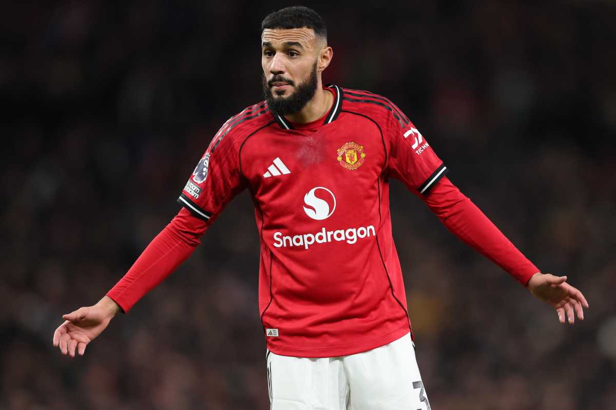 Mazraoui con la maglia del Manchester