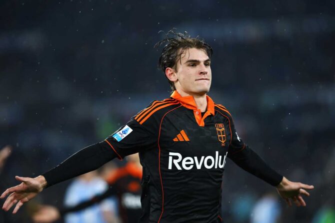 Nico Paz esulta dopo una rete