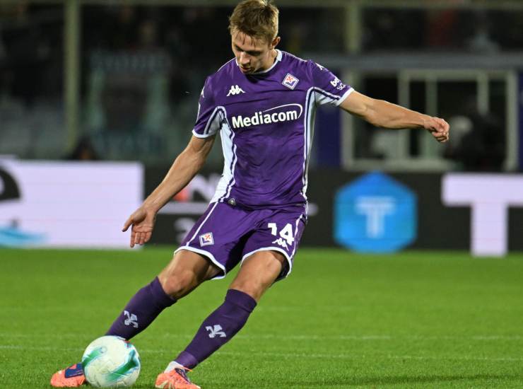 Nicolussi Caviglia mentre calcia la palla