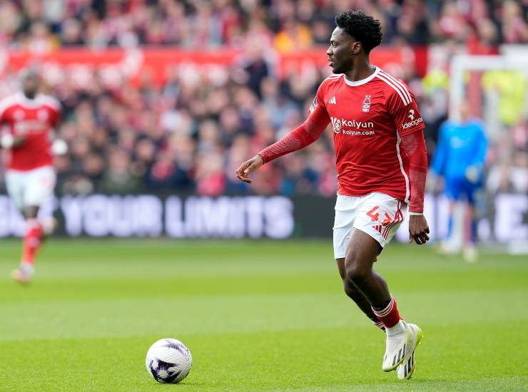 Ola Aina durante una partita